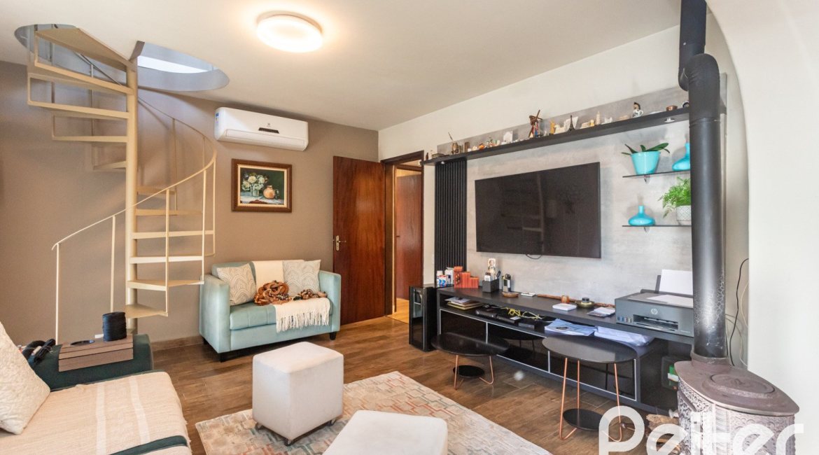 Casa à venda com 360m², 3 dormitórios, 1 suíte, 4 vagas, no bairro Jardim Isabel em Porto Alegre