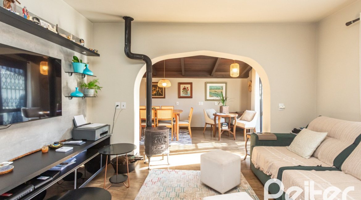 Casa à venda com 360m², 3 dormitórios, 1 suíte, 4 vagas, no bairro Jardim Isabel em Porto Alegre