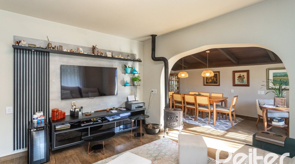 Casa à venda com 360m², 3 dormitórios, 1 suíte, 4 vagas, no bairro Jardim Isabel em Porto Alegre