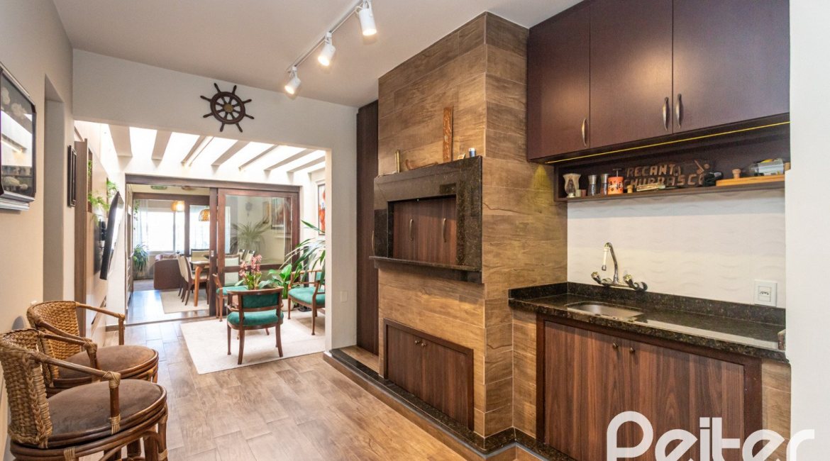 Casa à venda com 360m², 3 dormitórios, 1 suíte, 4 vagas, no bairro Jardim Isabel em Porto Alegre