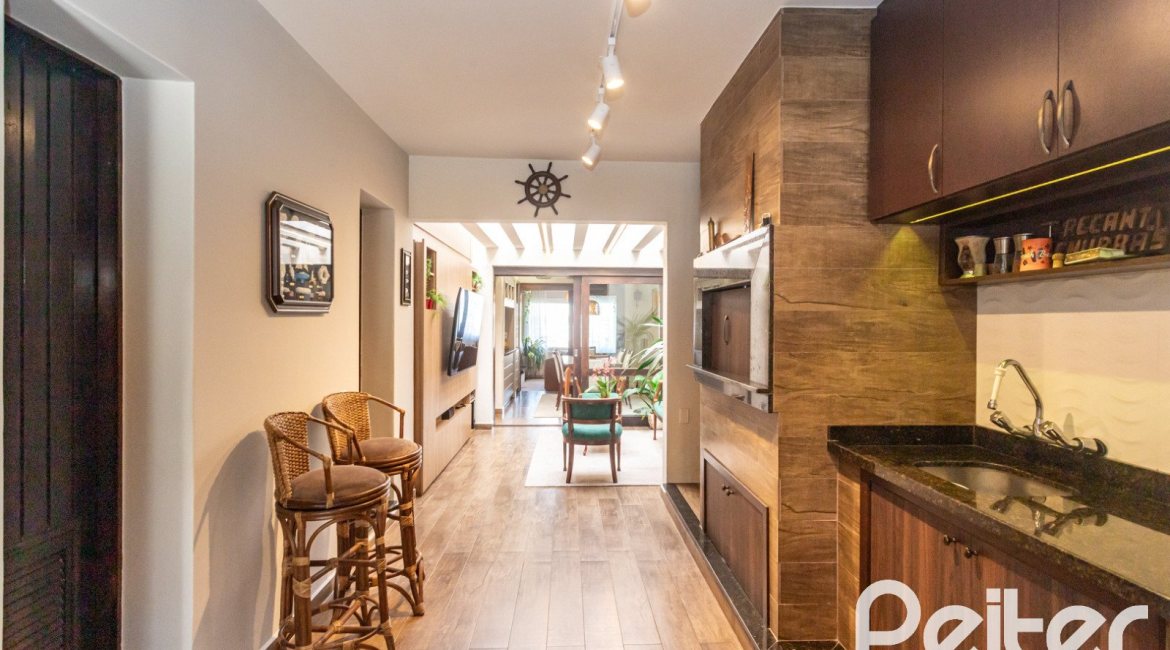 Casa à venda com 360m², 3 dormitórios, 1 suíte, 4 vagas, no bairro Jardim Isabel em Porto Alegre