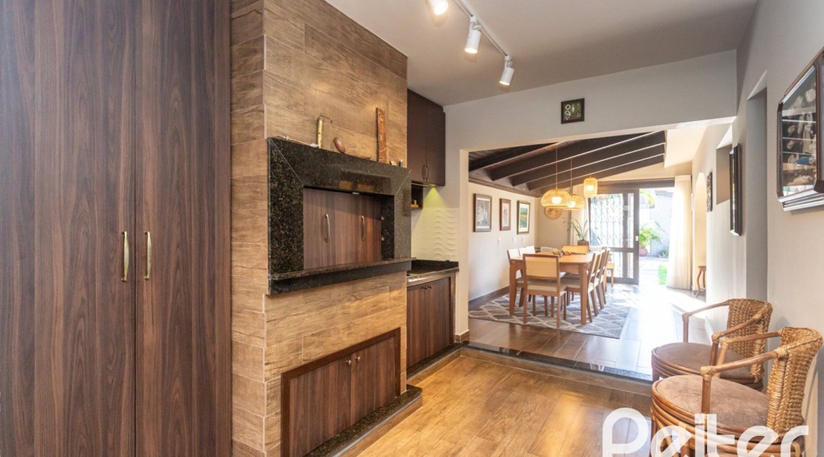 Casa à venda com 360m², 3 dormitórios, 1 suíte, 4 vagas, no bairro Jardim Isabel em Porto Alegre