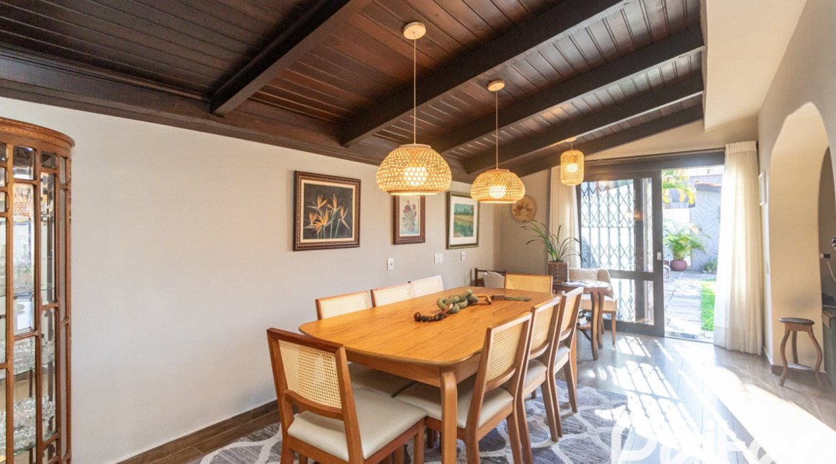 Casa à venda com 360m², 3 dormitórios, 1 suíte, 4 vagas, no bairro Jardim Isabel em Porto Alegre