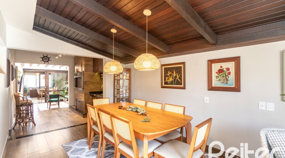 Casa à venda com 360m², 3 dormitórios, 1 suíte, 4 vagas, no bairro Jardim Isabel em Porto Alegre