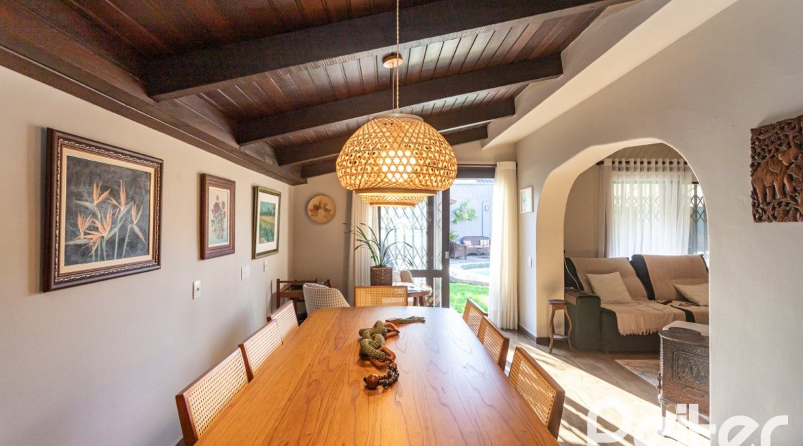 Casa à venda com 360m², 3 dormitórios, 1 suíte, 4 vagas, no bairro Jardim Isabel em Porto Alegre