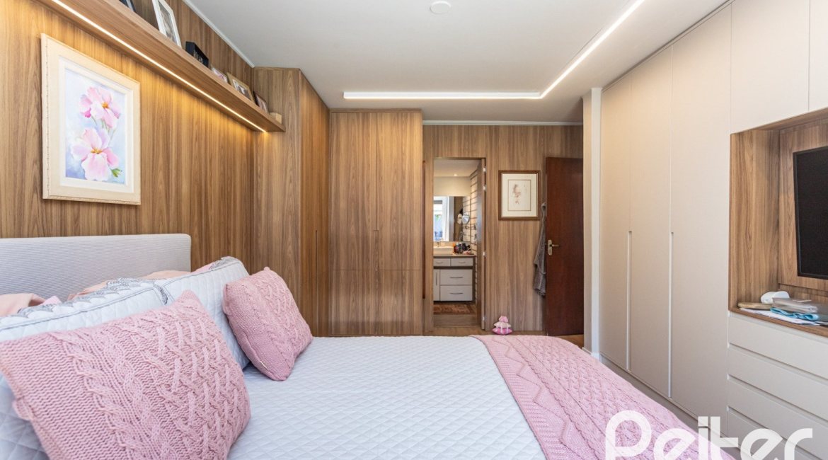 Casa à venda com 360m², 3 dormitórios, 1 suíte, 4 vagas, no bairro Jardim Isabel em Porto Alegre