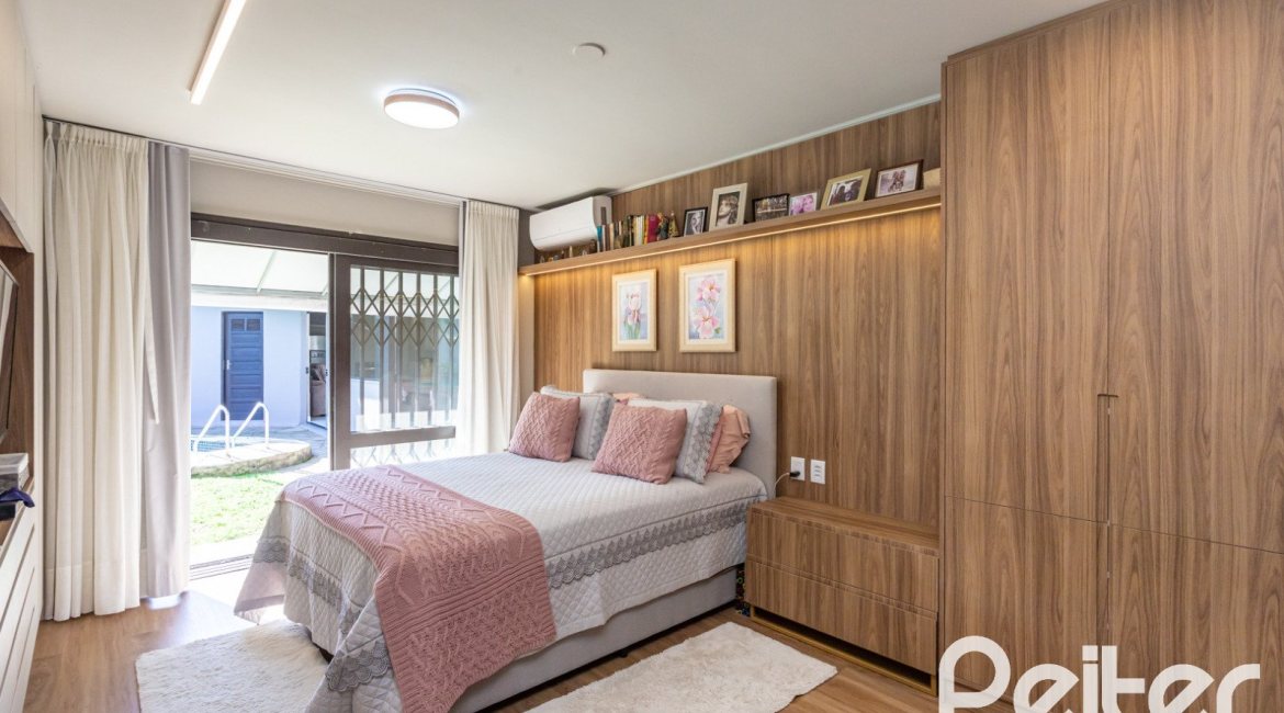 Casa à venda com 360m², 3 dormitórios, 1 suíte, 4 vagas, no bairro Jardim Isabel em Porto Alegre