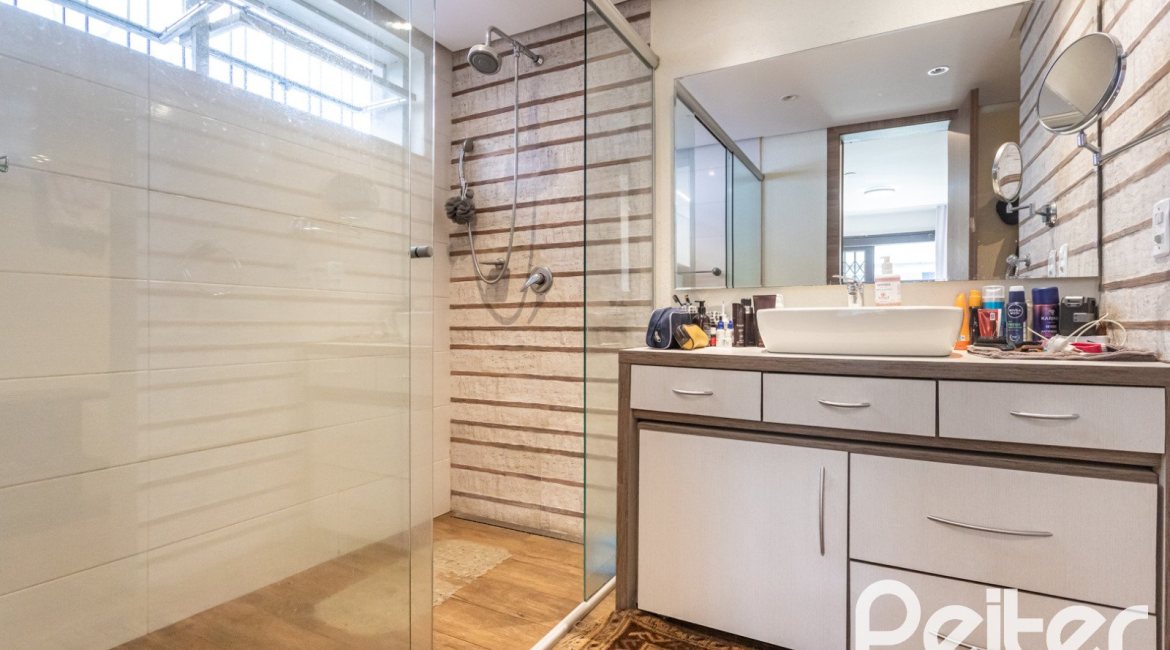 Casa à venda com 360m², 3 dormitórios, 1 suíte, 4 vagas, no bairro Jardim Isabel em Porto Alegre