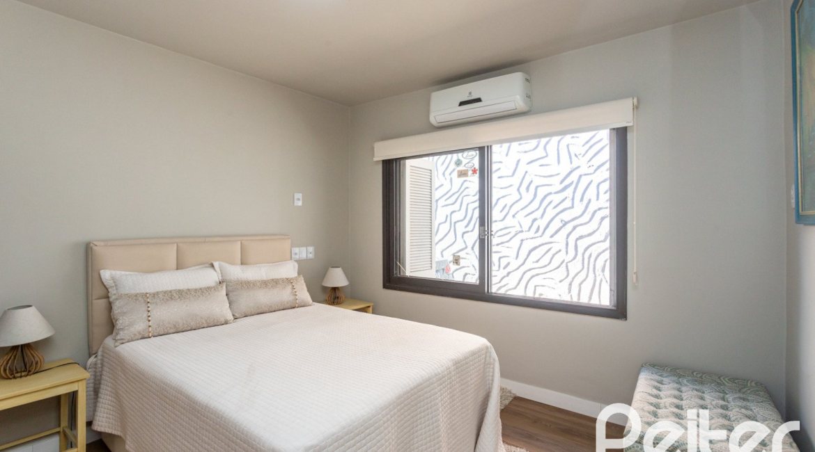 Casa à venda com 360m², 3 dormitórios, 1 suíte, 4 vagas, no bairro Jardim Isabel em Porto Alegre