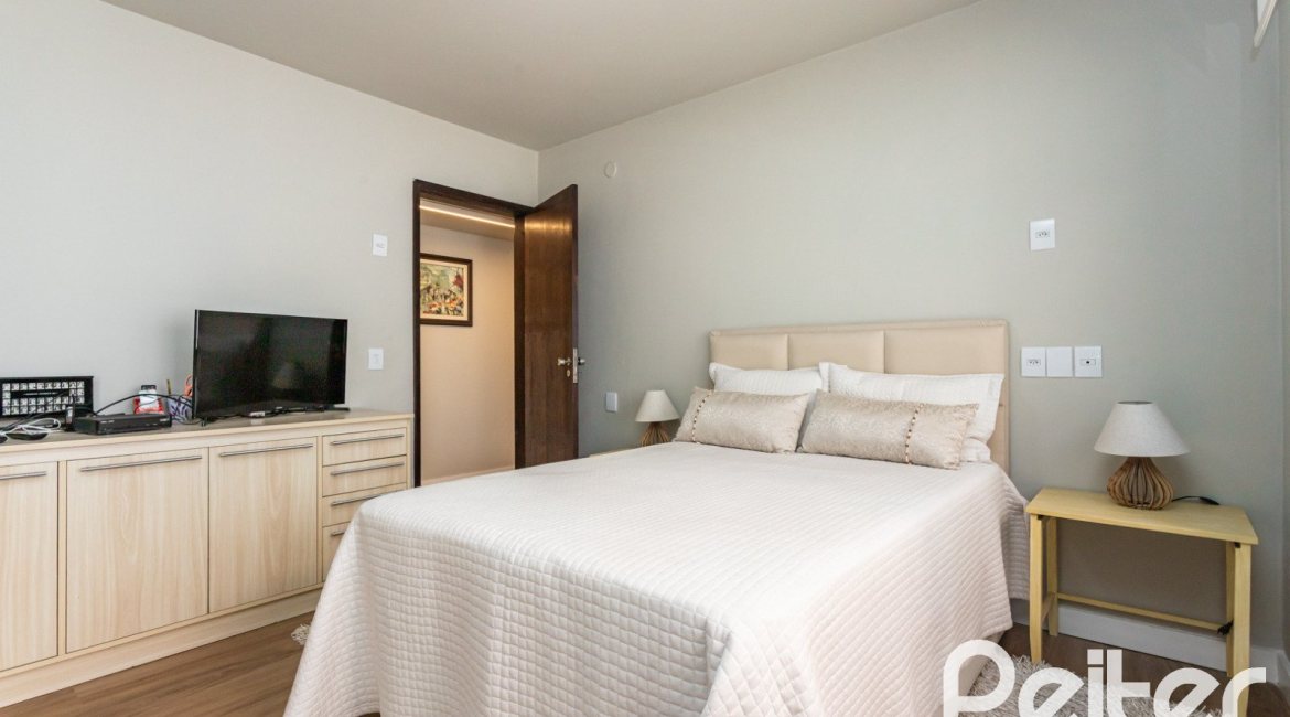 Casa à venda com 360m², 3 dormitórios, 1 suíte, 4 vagas, no bairro Jardim Isabel em Porto Alegre