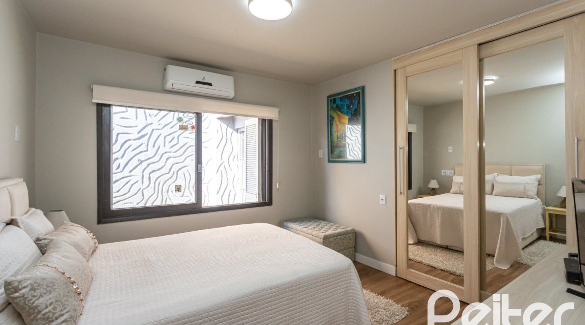Casa à venda com 360m², 3 dormitórios, 1 suíte, 4 vagas, no bairro Jardim Isabel em Porto Alegre