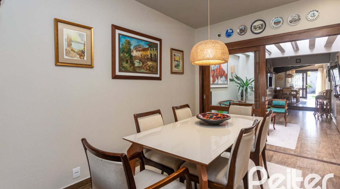 Casa à venda com 360m², 3 dormitórios, 1 suíte, 4 vagas, no bairro Jardim Isabel em Porto Alegre