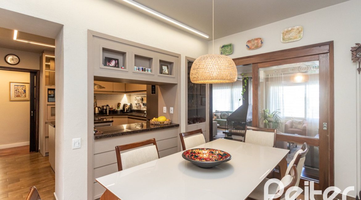 Casa à venda com 360m², 3 dormitórios, 1 suíte, 4 vagas, no bairro Jardim Isabel em Porto Alegre