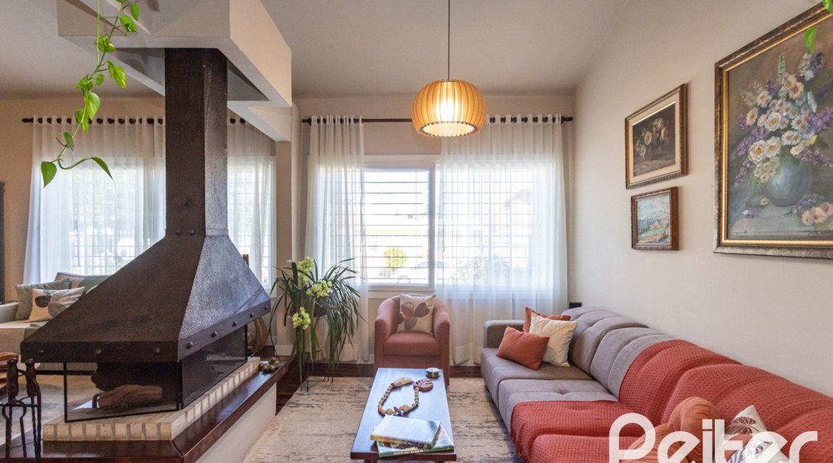 Casa à venda com 360m², 3 dormitórios, 1 suíte, 4 vagas, no bairro Jardim Isabel em Porto Alegre