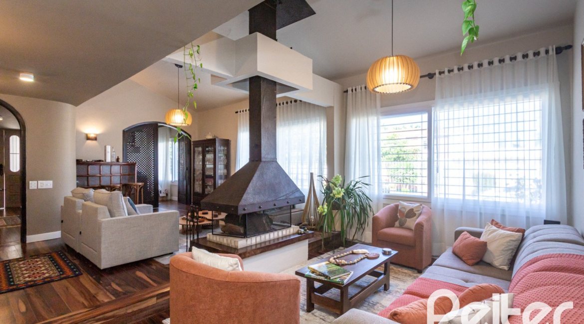 Casa à venda com 360m², 3 dormitórios, 1 suíte, 4 vagas, no bairro Jardim Isabel em Porto Alegre