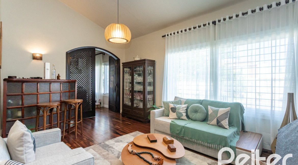 Casa à venda com 360m², 3 dormitórios, 1 suíte, 4 vagas, no bairro Jardim Isabel em Porto Alegre