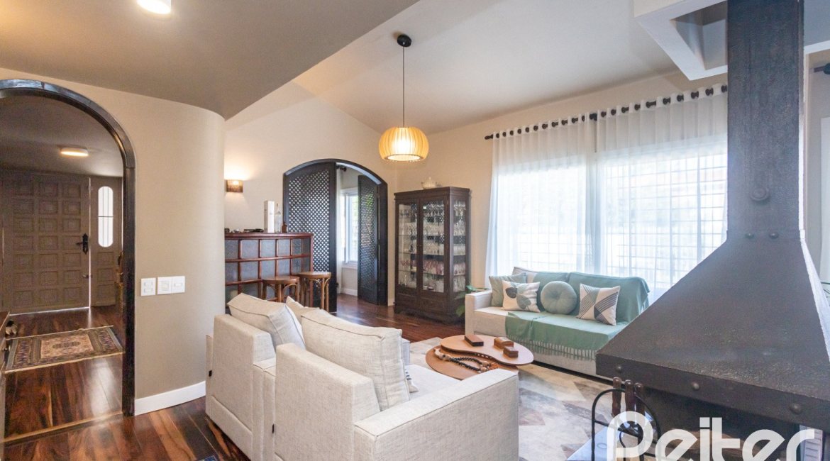 Casa à venda com 360m², 3 dormitórios, 1 suíte, 4 vagas, no bairro Jardim Isabel em Porto Alegre