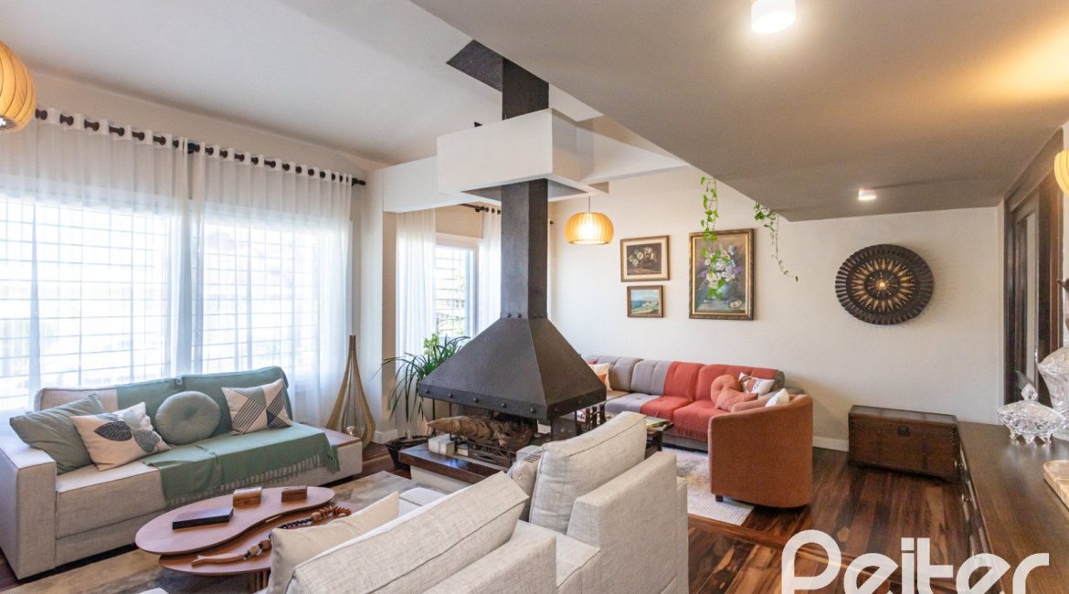 Casa à venda com 360m², 3 dormitórios, 1 suíte, 4 vagas, no bairro Jardim Isabel em Porto Alegre