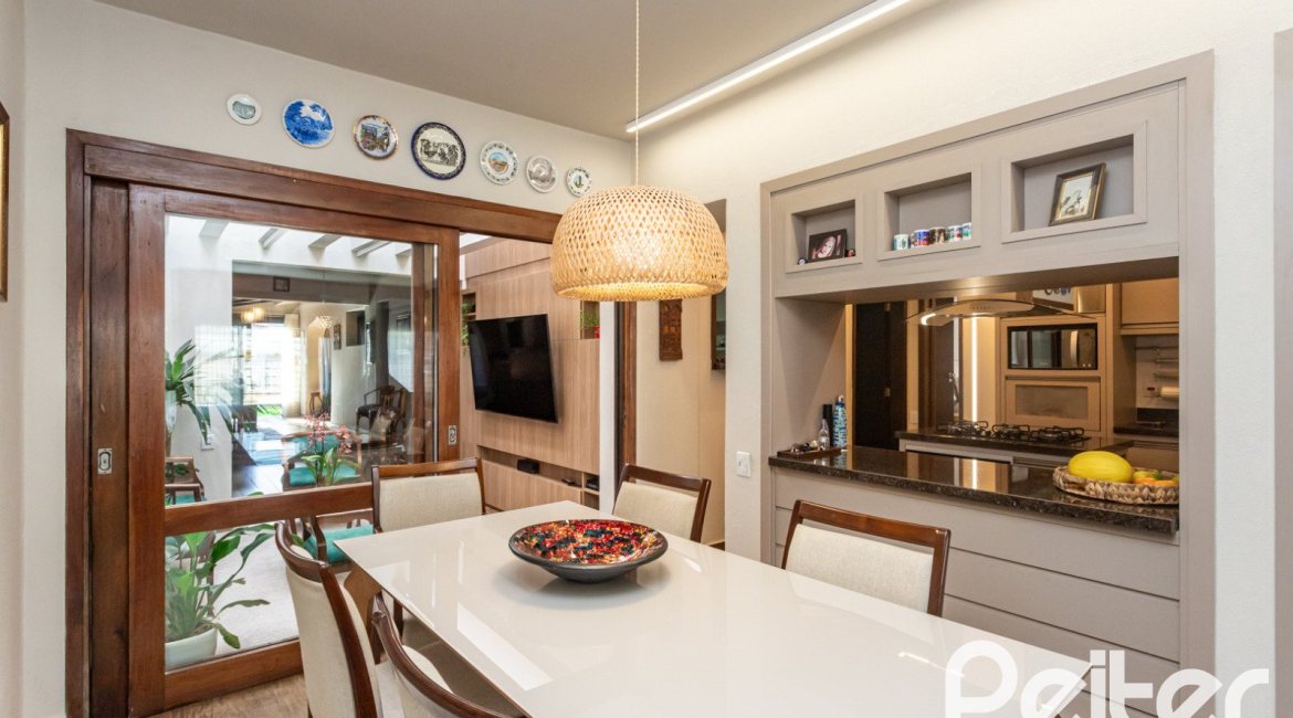 Casa à venda com 360m², 3 dormitórios, 1 suíte, 4 vagas, no bairro Jardim Isabel em Porto Alegre