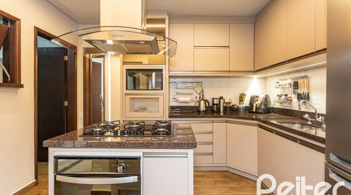 Casa à venda com 360m², 3 dormitórios, 1 suíte, 4 vagas, no bairro Jardim Isabel em Porto Alegre