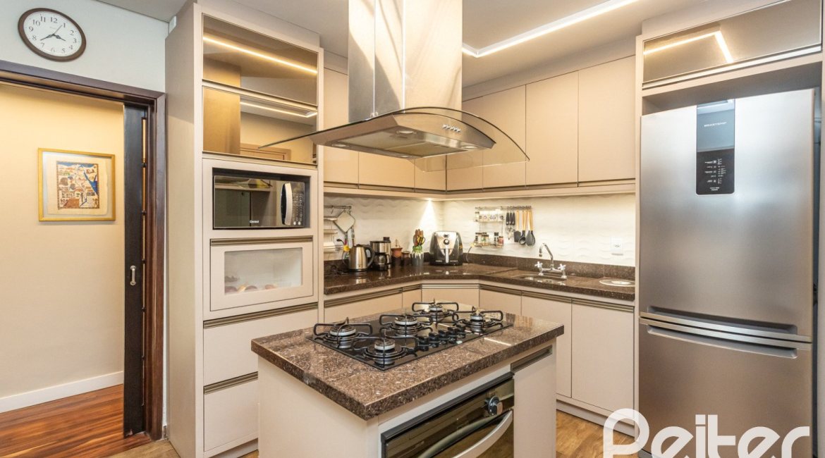 Casa à venda com 360m², 3 dormitórios, 1 suíte, 4 vagas, no bairro Jardim Isabel em Porto Alegre