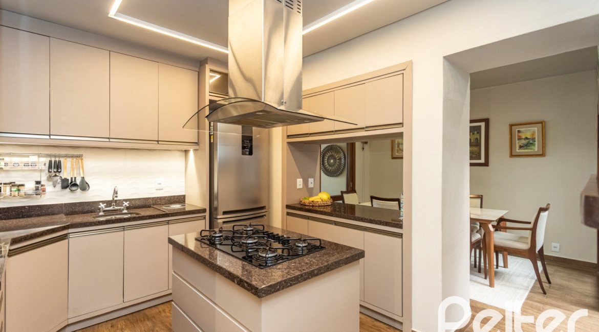 Casa à venda com 360m², 3 dormitórios, 1 suíte, 4 vagas, no bairro Jardim Isabel em Porto Alegre