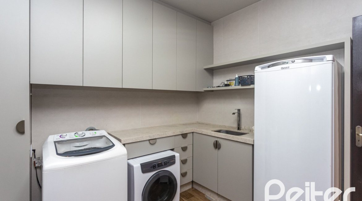 Casa à venda com 360m², 3 dormitórios, 1 suíte, 4 vagas, no bairro Jardim Isabel em Porto Alegre