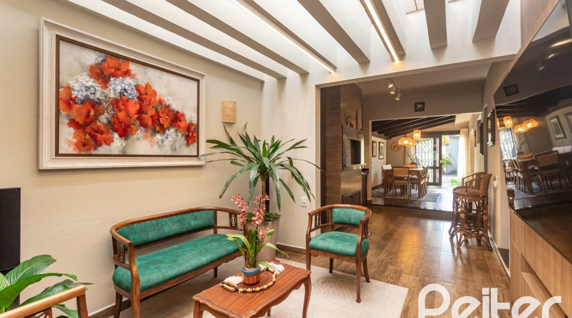 Casa à venda com 360m², 3 dormitórios, 1 suíte, 4 vagas, no bairro Jardim Isabel em Porto Alegre