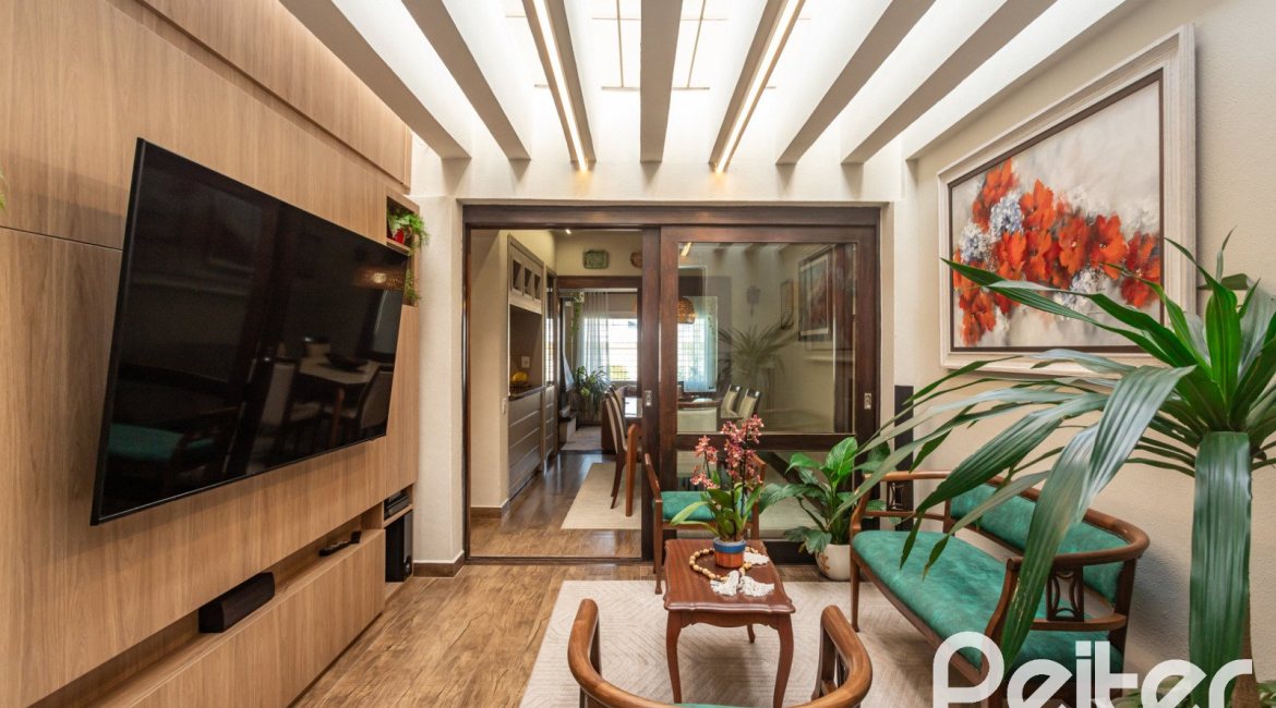 Casa à venda com 360m², 3 dormitórios, 1 suíte, 4 vagas, no bairro Jardim Isabel em Porto Alegre