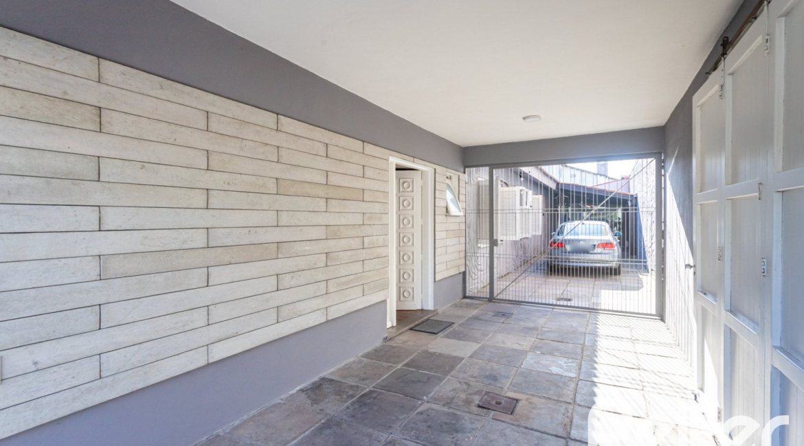 Casa à venda com 360m², 3 dormitórios, 1 suíte, 4 vagas, no bairro Jardim Isabel em Porto Alegre