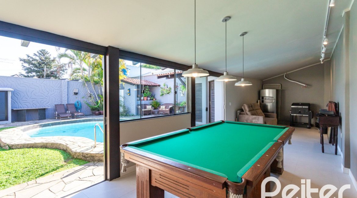 Casa à venda com 360m², 3 dormitórios, 1 suíte, 4 vagas, no bairro Jardim Isabel em Porto Alegre