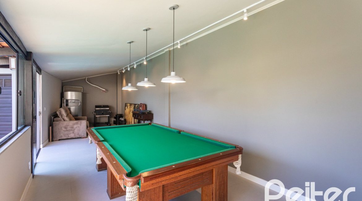Casa à venda com 360m², 3 dormitórios, 1 suíte, 4 vagas, no bairro Jardim Isabel em Porto Alegre