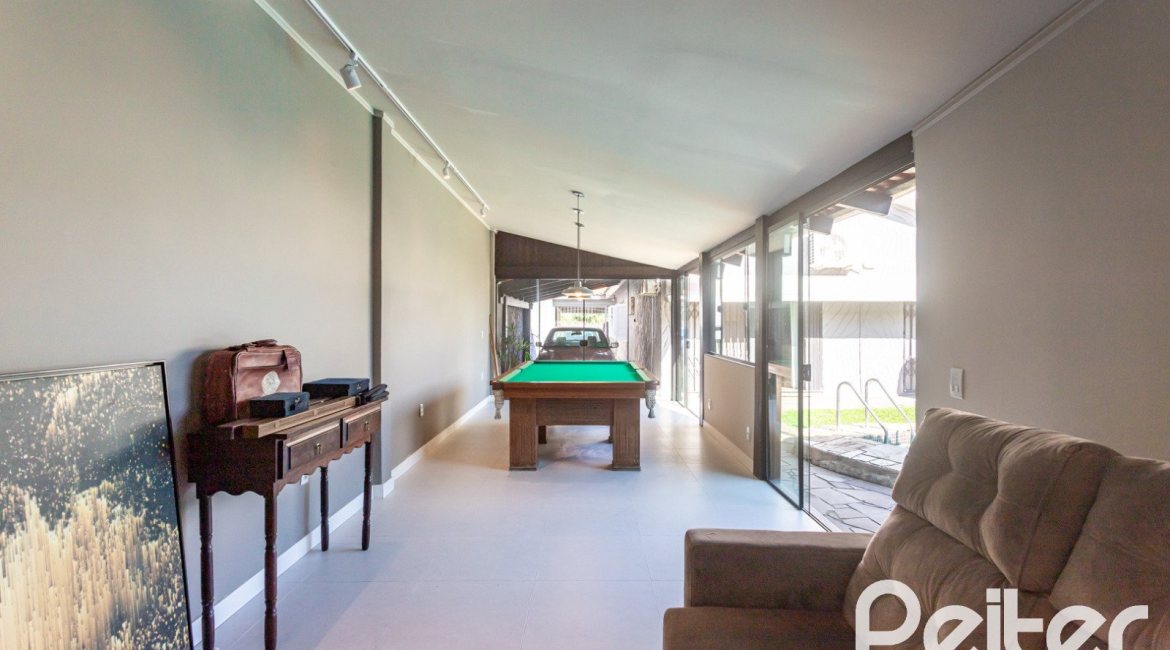 Casa à venda com 360m², 3 dormitórios, 1 suíte, 4 vagas, no bairro Jardim Isabel em Porto Alegre
