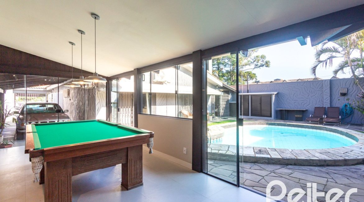 Casa à venda com 360m², 3 dormitórios, 1 suíte, 4 vagas, no bairro Jardim Isabel em Porto Alegre
