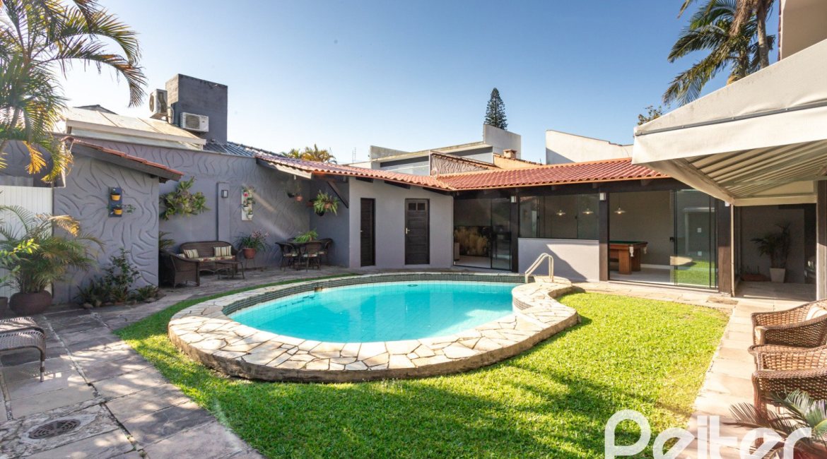 Casa à venda com 360m², 3 dormitórios, 1 suíte, 4 vagas, no bairro Jardim Isabel em Porto Alegre