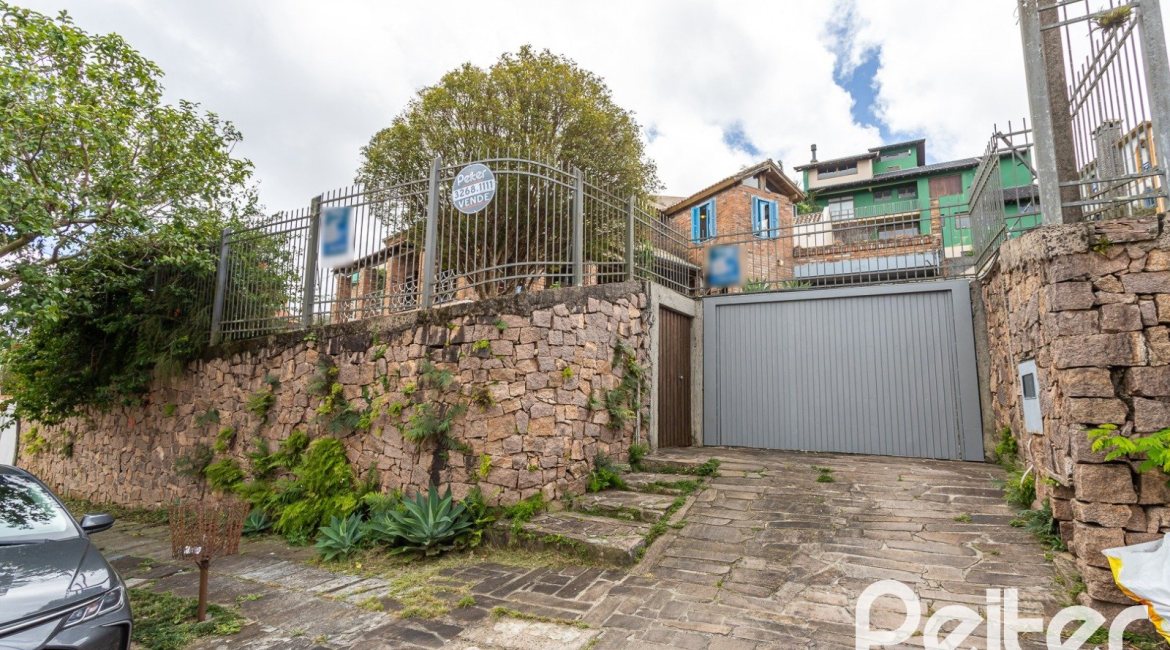 Casa à venda com 260m², 4 dormitórios, 2 suítes, 2 vagas, no bairro Teresópolis em Porto Alegre