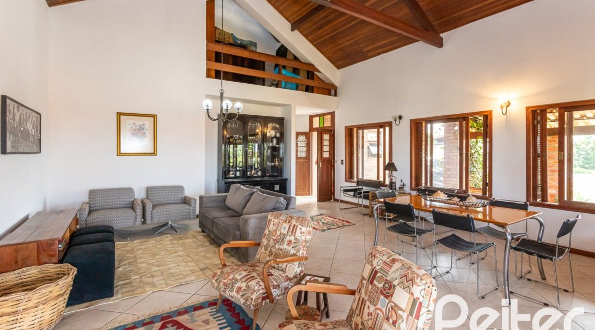 Casa à venda com 260m², 4 dormitórios, 2 suítes, 2 vagas, no bairro Teresópolis em Porto Alegre