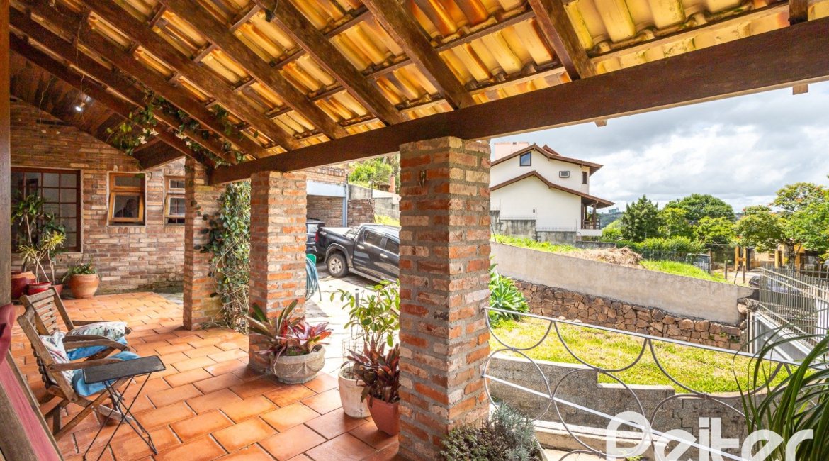 Casa à venda com 260m², 4 dormitórios, 2 suítes, 2 vagas, no bairro Teresópolis em Porto Alegre