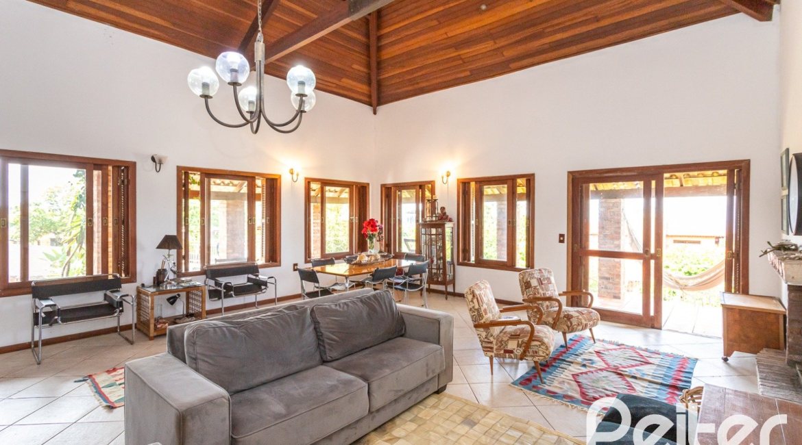 Casa à venda com 260m², 4 dormitórios, 2 suítes, 2 vagas, no bairro Teresópolis em Porto Alegre