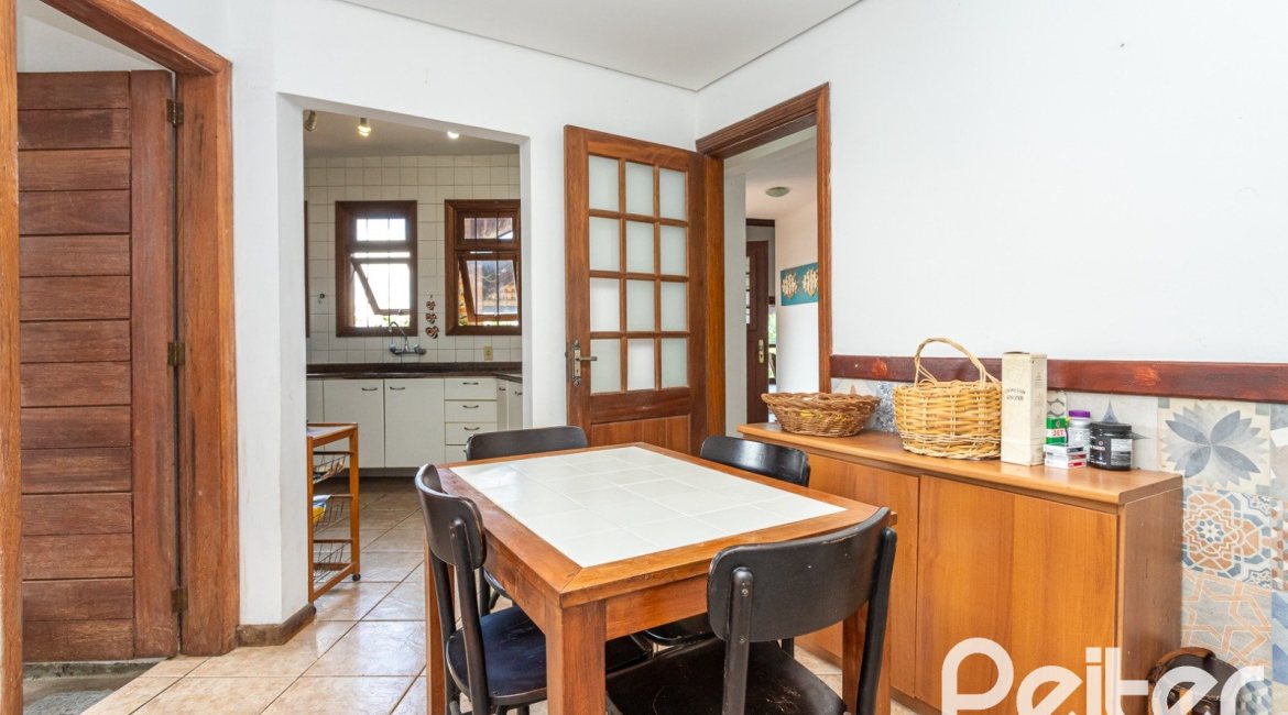 Casa à venda com 260m², 4 dormitórios, 2 suítes, 2 vagas, no bairro Teresópolis em Porto Alegre