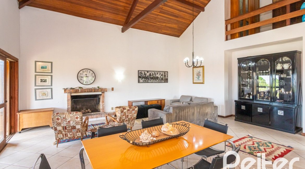 Casa à venda com 260m², 4 dormitórios, 2 suítes, 2 vagas, no bairro Teresópolis em Porto Alegre