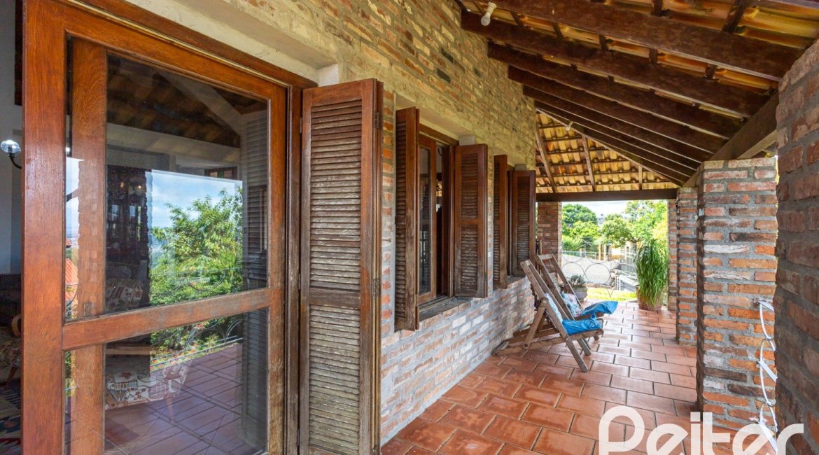 Casa à venda com 260m², 4 dormitórios, 2 suítes, 2 vagas, no bairro Teresópolis em Porto Alegre