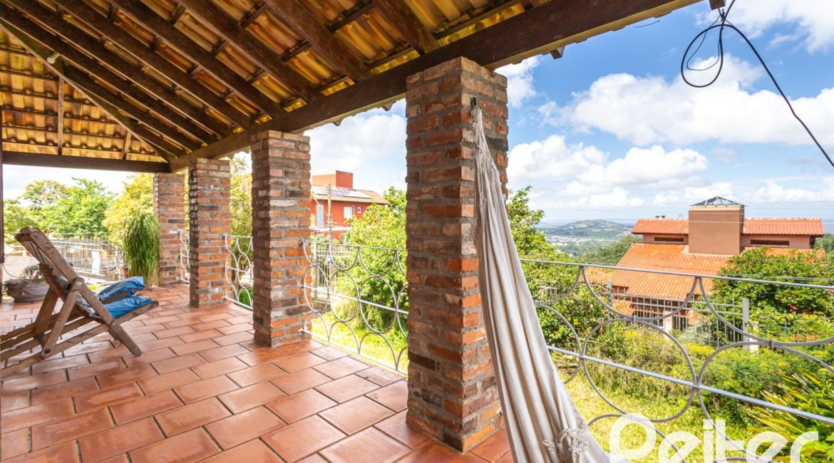 Casa à venda com 260m², 4 dormitórios, 2 suítes, 2 vagas, no bairro Teresópolis em Porto Alegre