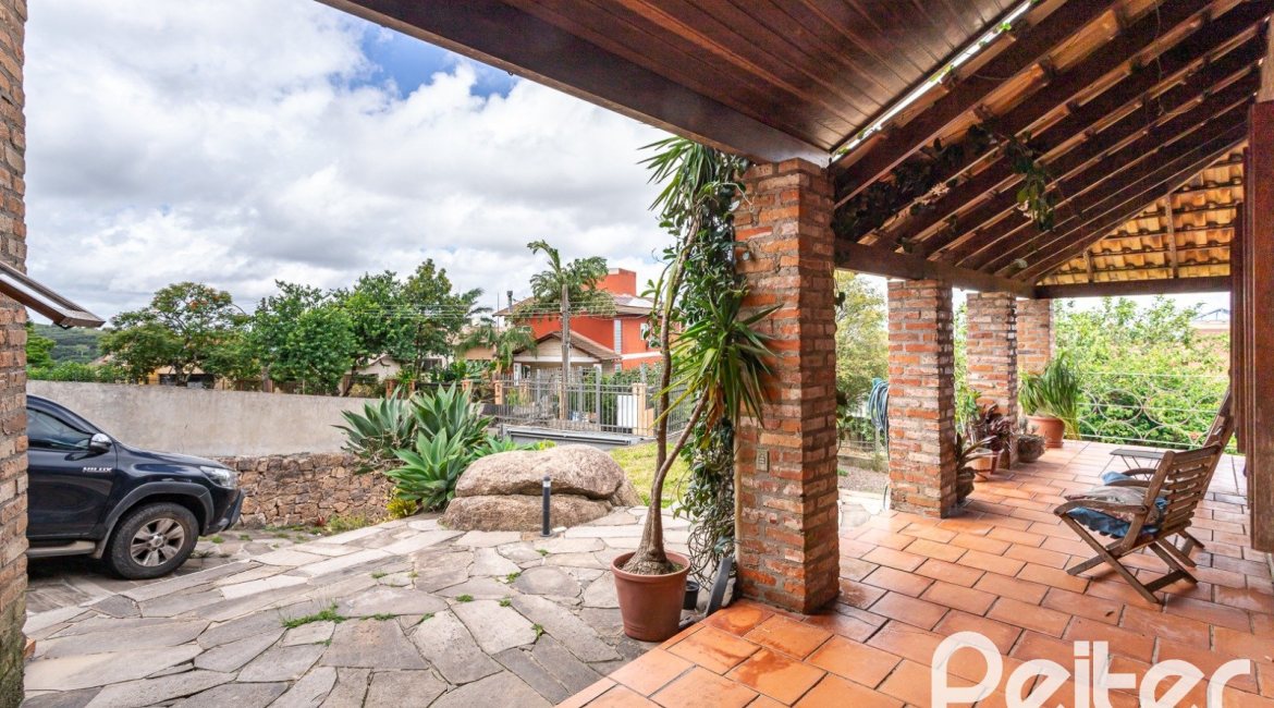 Casa à venda com 260m², 4 dormitórios, 2 suítes, 2 vagas, no bairro Teresópolis em Porto Alegre
