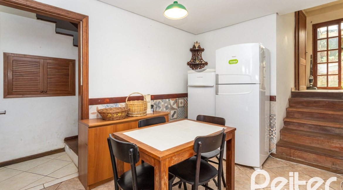 Casa à venda com 260m², 4 dormitórios, 2 suítes, 2 vagas, no bairro Teresópolis em Porto Alegre