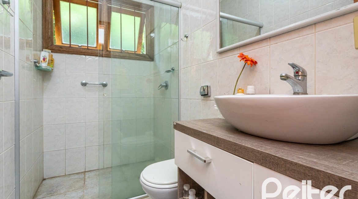 Casa à venda com 260m², 4 dormitórios, 2 suítes, 2 vagas, no bairro Teresópolis em Porto Alegre