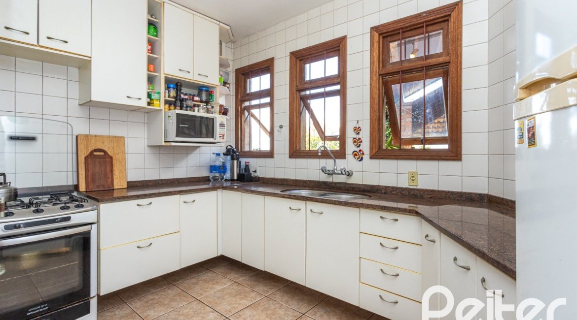 Casa à venda com 260m², 4 dormitórios, 2 suítes, 2 vagas, no bairro Teresópolis em Porto Alegre