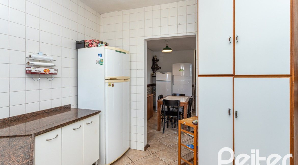 Casa à venda com 260m², 4 dormitórios, 2 suítes, 2 vagas, no bairro Teresópolis em Porto Alegre