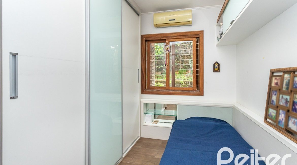 Casa à venda com 260m², 4 dormitórios, 2 suítes, 2 vagas, no bairro Teresópolis em Porto Alegre