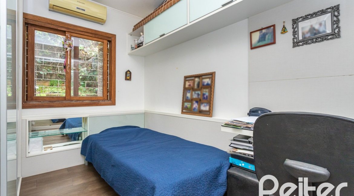 Casa à venda com 260m², 4 dormitórios, 2 suítes, 2 vagas, no bairro Teresópolis em Porto Alegre